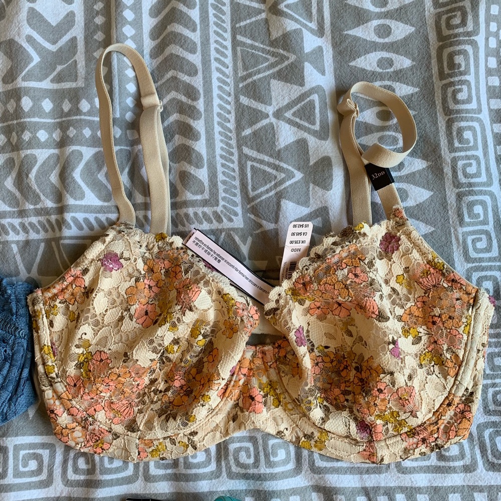 NWT Victoria’s Secret lace bra